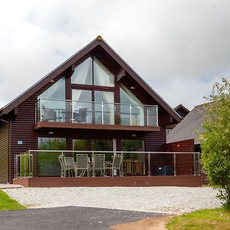 Kingfisher Hot Tub & Log Burner House On Premium Lakeside With Resort Facilities St Columb Major Bagian luar foto