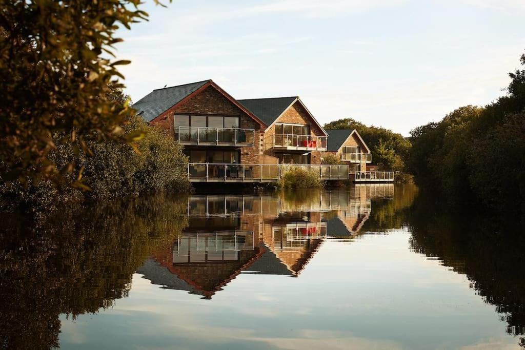 Kingfisher Hot Tub & Log Burner House On Premium Lakeside With Resort Facilities St Columb Major Bagian luar foto