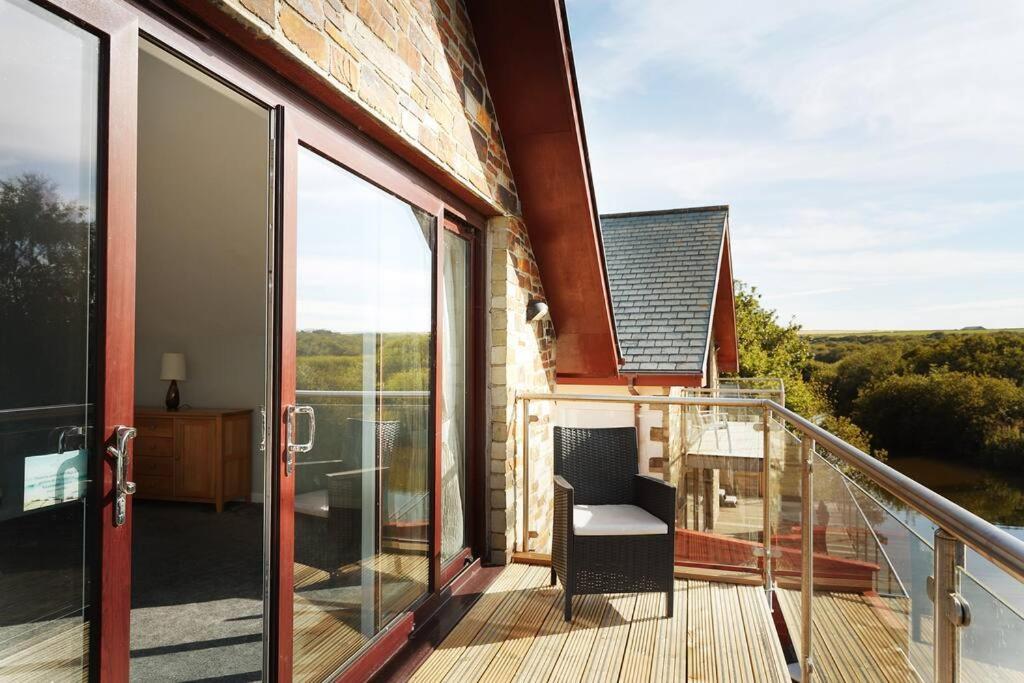 Kingfisher Hot Tub & Log Burner House On Premium Lakeside With Resort Facilities St Columb Major Bagian luar foto