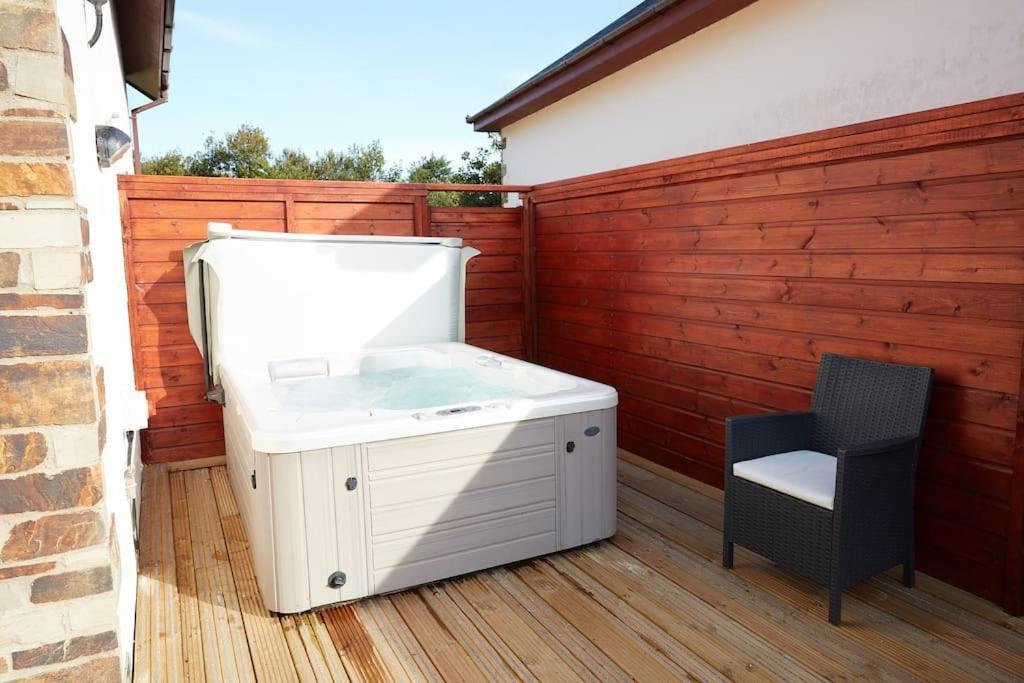 Kingfisher Hot Tub & Log Burner House On Premium Lakeside With Resort Facilities St Columb Major Bagian luar foto