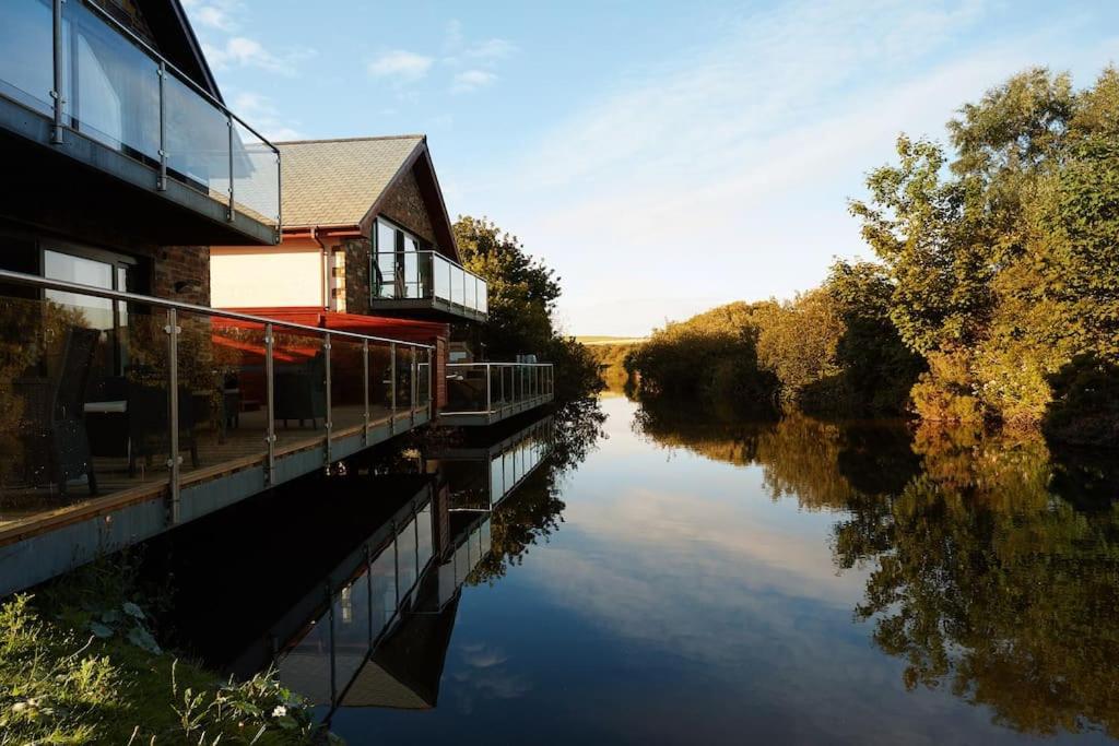 Kingfisher Hot Tub & Log Burner House On Premium Lakeside With Resort Facilities St Columb Major Bagian luar foto
