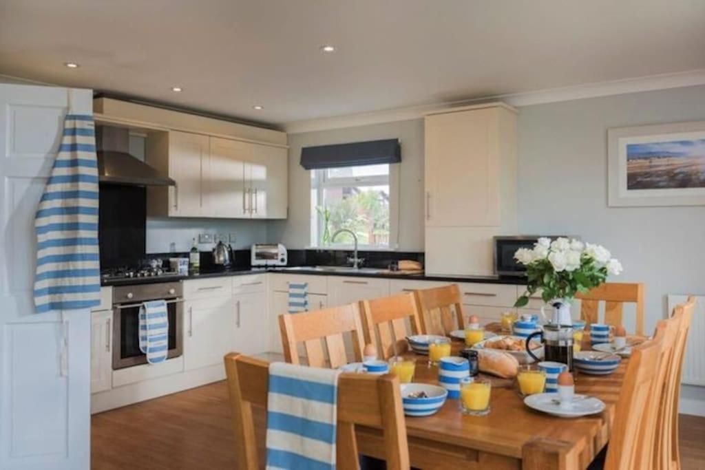 Kingfisher Hot Tub & Log Burner House On Premium Lakeside With Resort Facilities St Columb Major Bagian luar foto