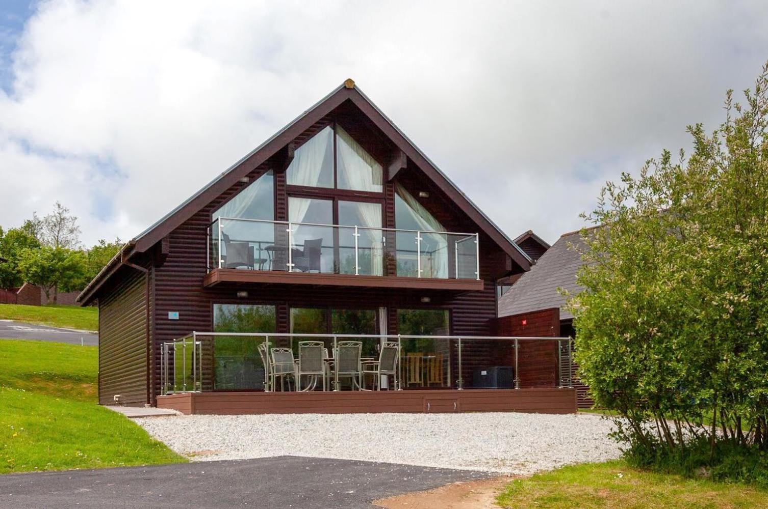 Kingfisher Hot Tub & Log Burner House On Premium Lakeside With Resort Facilities St Columb Major Bagian luar foto